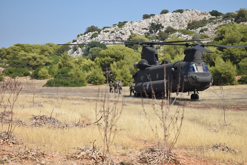 Επιχείρηση αεραπόβασης από ελικόπτερο τύπου Chinook CH-47 της ΠΑ -Φωτογραφίες: ΓΕΕΘΑ.