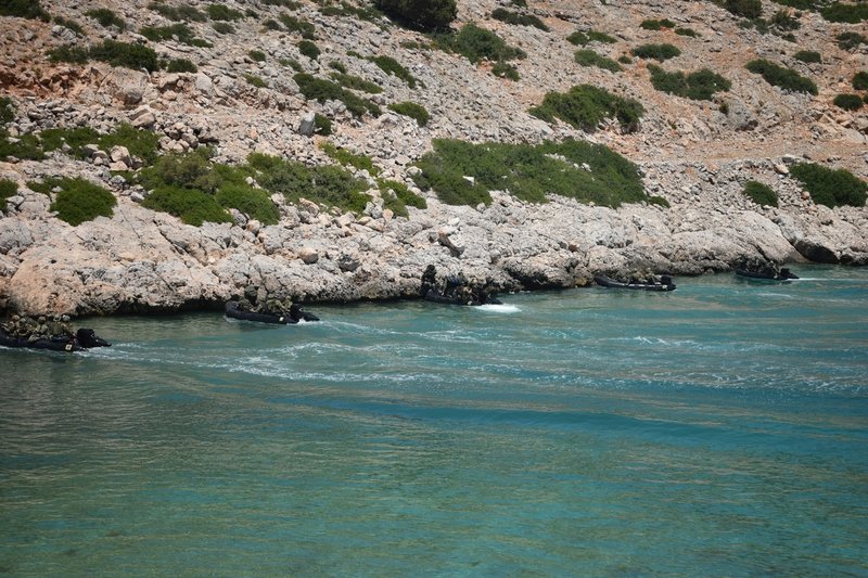 Προσέγγιση εχθρικής ακτής με χρήση πλαστικής λέμβου τύπου Zodiac.