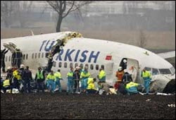 Εννέα νεκροί και 80 τραυματίες από το αεροπορικό δυστύχημα