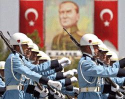Ανώτατοι δικαστές προειδοποιούν την κυβέρνηση Ερντογάν να μην προχωρήσει στη σχεδιαζόμενη συνταγματική μεταρρύθμιση.