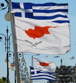 Κύπρος και Ελλάδα: στη δίνη της σοβαρότερης μεταπολεμικής κρίσης