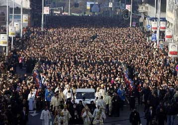 Χιλιάδες κόσμου συνόδευσε τον Πατριάρχη των Σέρβων στην τελευταία του κατοικία