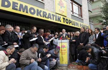 Με απόσυρση από την Τουρκική Εθνοσυνέλευση απαντά το εκτός νόμου κουρδικό κόμμα