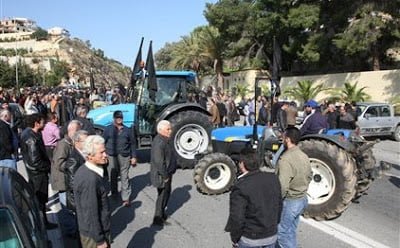 Τα μπλόκα, οι ζημιές και η στρατηγική της “πρέσας”