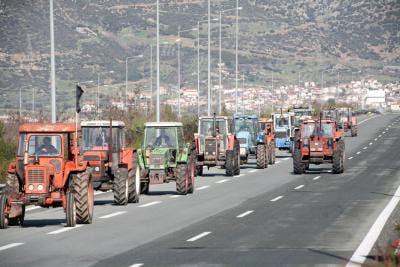 Τανκς και τρακτέρ καταλύουν το ίδιο τη δημοκρατία