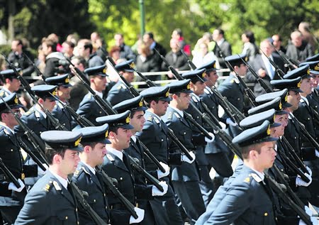 ΧΑΘΗΚΑΝ Η ΑΞΙΟΚΡΑΤΙΑ ΚΑΙ ΤΑ ΠΡΟΣΟΝΤΑ ΣΤΙΣ ΦΕΤΙΝΕΣ ΚΡΙΣΕΙΣ ΣΤΙΣ ΕΝΟΠΛΕΣ ΔΥΝΑΜΕΙΣ