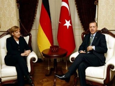 «Γιατί ζητάς από τους Γερμανούς ό,τι δεν παρέχεις στους Κούρδους;»