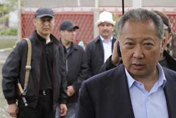 Εγκατέλειψε την Κιργιζία με προορισμό το Καζακστάν ο Κουρμανμπέκ Μπακίγεφ