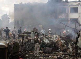 Νεκροί και τραυματίες από βόμβες σε αστ. τμήμα και καφέ
