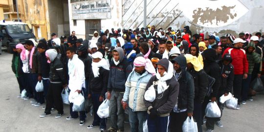 Η πολιτική αβεβαιότητα οδηγεί πολλούς Τυνήσιους να μεταναστεύσουν