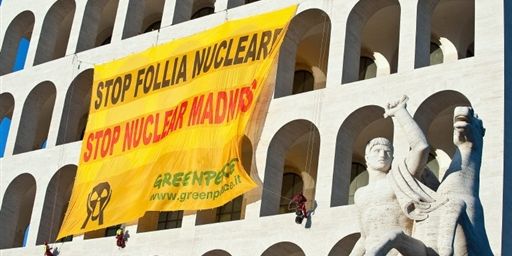 Ιταλία: Ο Μπερλουσκόνι βάζει φρένο στη πυρηνική ενέργεια