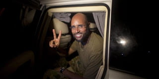 Ο Σαΐφ αλ-Ισλάμ, δεύτερος γιος του Καντάφι εμφανίζεται ελεύθερος στην Τρίπολη