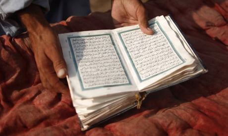 Όχλος στο Πακιστάν καίει ζωντανό άνθρωπο γιατί βεβήλωσε το Κοράνι