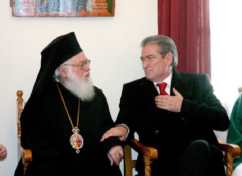 Για “σκληρή συκοφαντική επίθεση ενός πολιτικού σχηματισμού εναντίον του Αρχιεπισκόπου Αναστασίου” κάνουν λόγο κληρικοί της Αρχιεπισκοπής Τιράνων