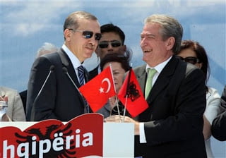 Αλβανία και Τουρκία «κυκλώνουν» την Ελλάδα
