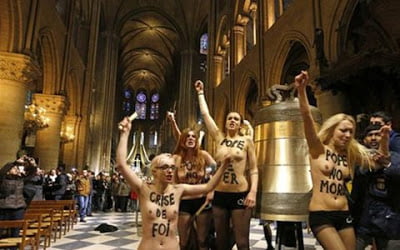 Οι φεμινίστριες FEMEN με γυμνά στήθια στη Παναγία των Παρισίων για να «γιορτάσουν την αποχώρηση του Πάπα»