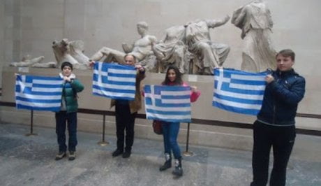 15χρονοι μαθητές ύψωσαν την ελληνική σημαία στο Βρετανικό Μουσείο