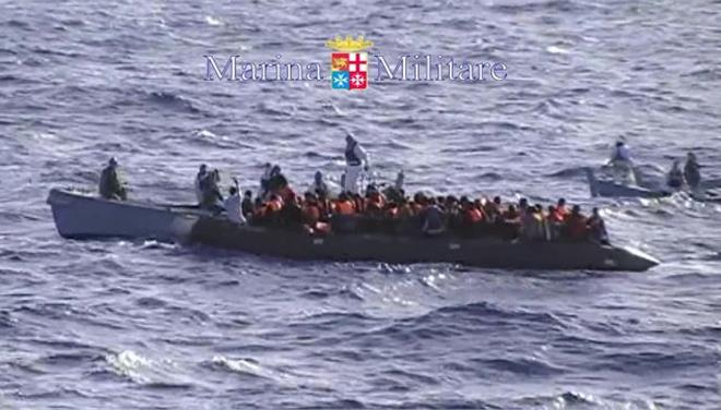 Διασώθηκαν εκατοντάδες μετανάστες νότια της Σικελίας