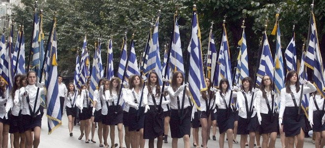 Κρήτη: Η σημαιοφόρος που διχάζει – Θύελλα αντιδράσεων για την αριστούχο μαθήτρια από την Αλβανία!