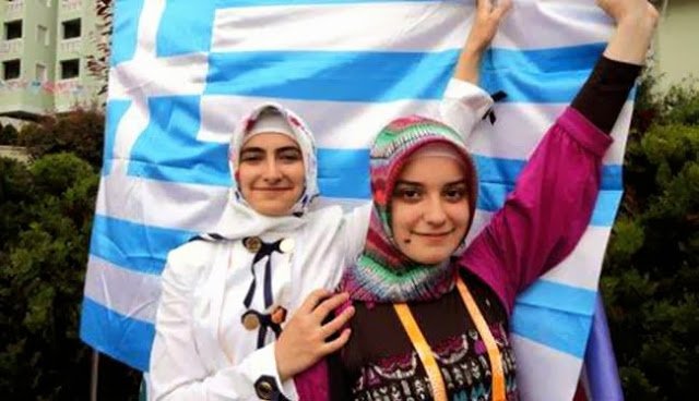 Πομάκες σήκωσαν την ελληνική σημαία στην Τουρκία