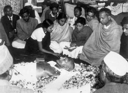 «Το φως έφυγε από τη ζωή μας». Η δολοφονία του Μαχάτμα Γκάντι, από θρησκευτικό μίσος