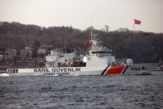 Tουρκικά πολεμικά & υποβρύχια περνούν τα στενά του Βοσπόρου!