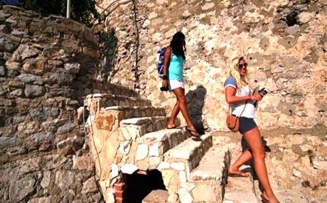 FT: Η τουρκική λίρα χτυπάει τον ελληνικό τουρισμό