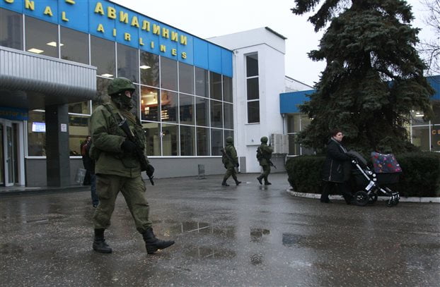 Κριμαία: Ενοπλοι κατέλαβαν τον αεροδρόμιο της Συμφερούπολης