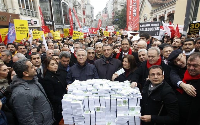 «Παραιτήσου Ερντογάν» φώναξαν χιλιάδες σε Άγκυρα και Κωνσταντινούπολη