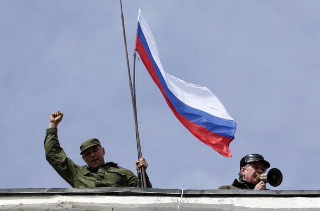 Ρωσικές σημαίες υψώθηκαν στον ουκρανικό ναύσταθμο στη Σεβαστούπολη