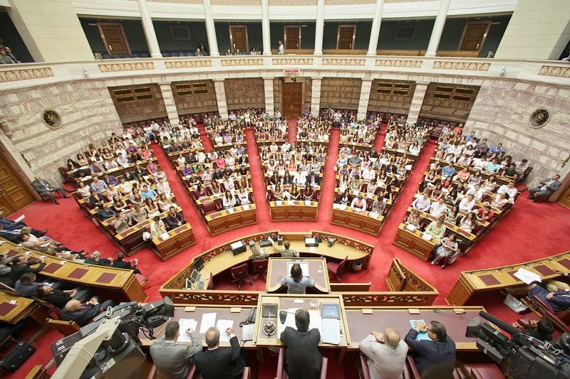 Ένα βήμα πριν το βάραθρο Κυβέρνηση και Ελληνικό Κοινοβούλιο