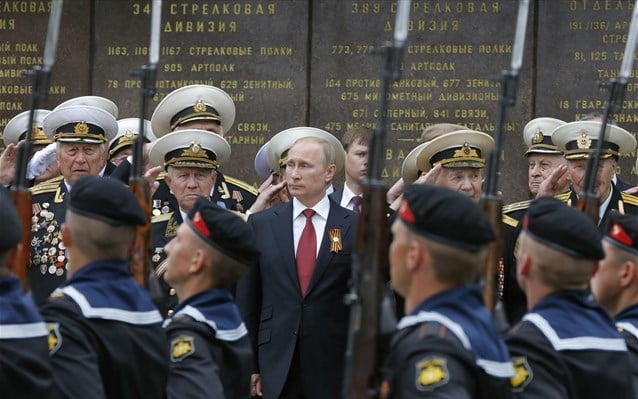 Παρελάσεις στην Κριμαία – Νεκροί στην Μαριούπολη