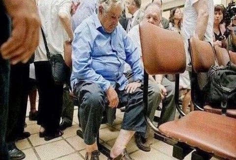 Ο υπέροχος πρόεδρος της Ουρουγουάης που περιμένει στην ουρά του νοσοκομείου για να εξεταστεί!