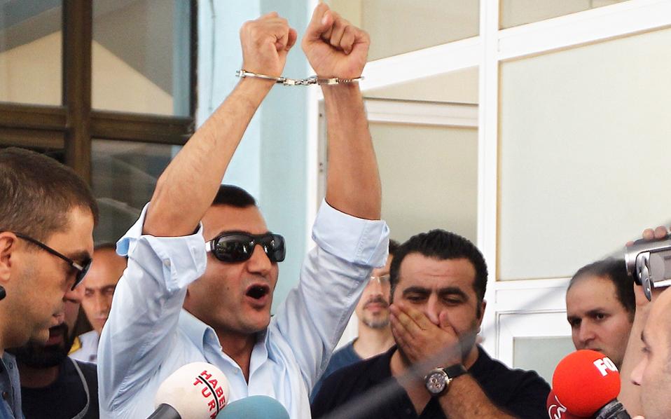 Ο Ερντογάν φυλακίζει τους αστυνομικούς που αποκάλυψαν τα σκάνδαλα των υπουργών και της οικογένειάς του!
