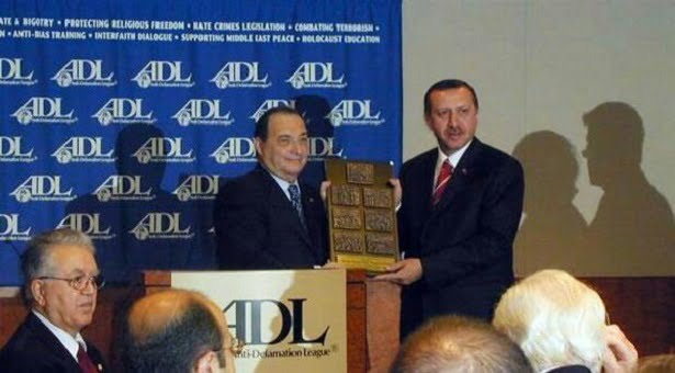 Έξαλλοι οι Εβραίοι των ΗΠΑ με τον Ερντογάν: «Φέρε πίσω το Βραβείο Θάρρους»