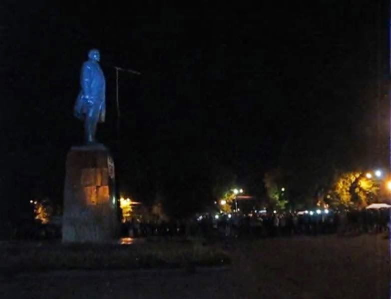 Οι Ουκρανοί γιόρτασαν με την κατεδάφιση του μνημείου του Λένιν