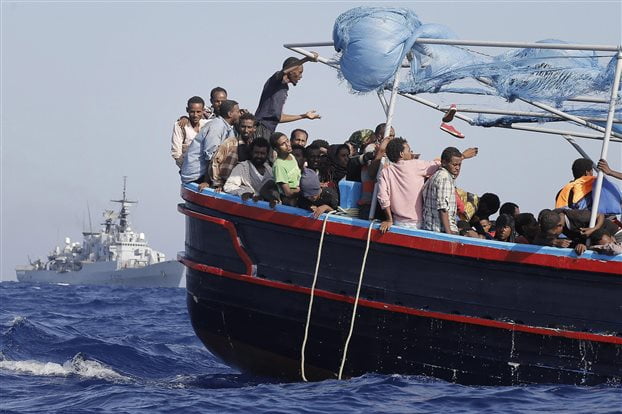 Αναφορές για τρία ναυάγια με 700 μετανάστες νεκρούς στη Μεσόγειο