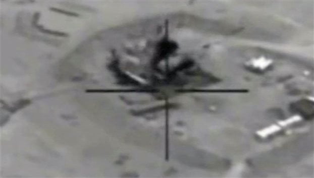 Οι αεροπορικοί βομβαρδισμοί κατέστρεψαν τρία διυλιστήρια του Ι.Κ. στη Συρία