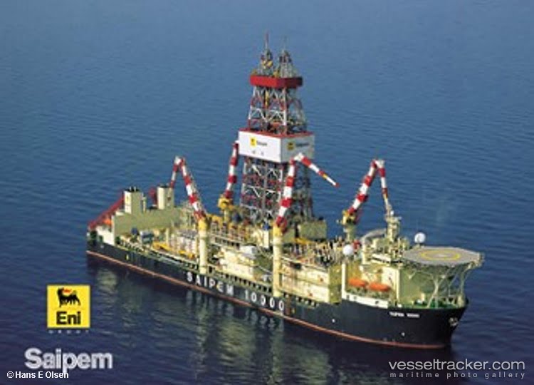 Η τουρκική κορβέτα «TCG Bafra» πίσω από το πλοίο – γεωτρύπανο  Saipem 10000