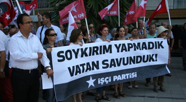 Προκλητικό πανό σε διαδηλώσεις στην Τουρκία: «Δεν κάναμε γενοκτονία, Υπερασπιστήκαμε την πατρίδα»