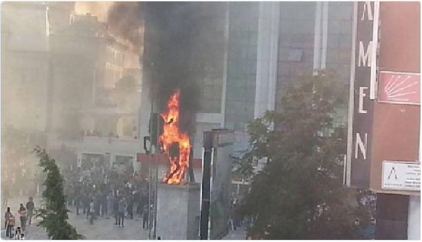 Οι Κούρδοι έκαψαν το άγαλμα του γενοκτόνου Κεμάλ στην Κωνσταντινούπολη – Έτσι θα καούν όλοι οι γενοκτόνοι