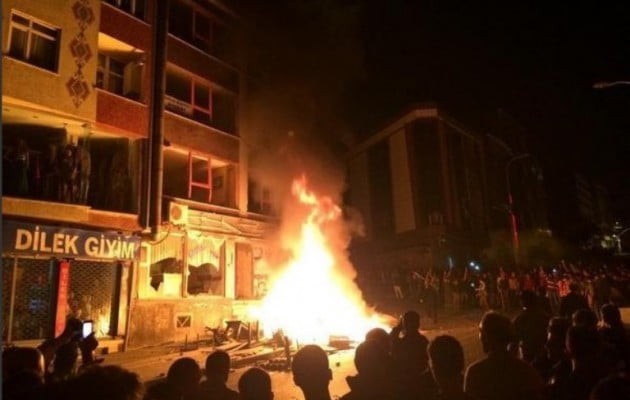 Οι Γκρίζοι Λύκοι έβαλαν φωτιά στα γραφεία κουρδικού κόμματος