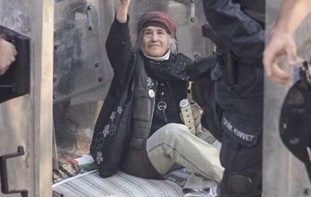 Νυκτερινό QUIZ: Πόσοι Τούρκοι αστυνομικοί χρειάζονται για να «πιάσουν» μια Κούρδισσα γιαγιά;