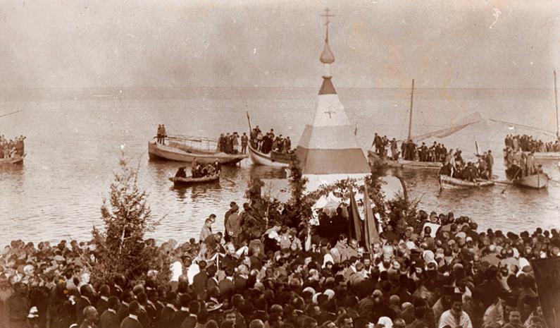 Η τελετή της καταδύσεως του Τιμίου Σταυρού στην Τραπεζούντα 104 χρόνια πριν