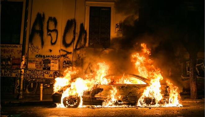 Σοβαρά επεισόδια από αντιεξουσιαστές στο κέντρο της Αθήνας – δεν έχει επέμβει η Αστυνομία