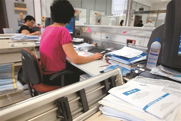 Η Ελλάδα εκσυγχρονίζεται: Μονιμοποιούνται 40.000 υπάλληλοι αορίστου χρόνου – Επιστρέφουν απολυμένοι και διαθέσιμοι