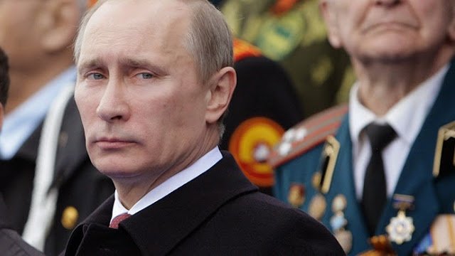 Ένας διαφορετικός Πούτιν. Συγκινεί γράφοντας για τη δοκιμασία των γονιών του στο Β’ΠΠ και το θάνατο του αδέρφου του