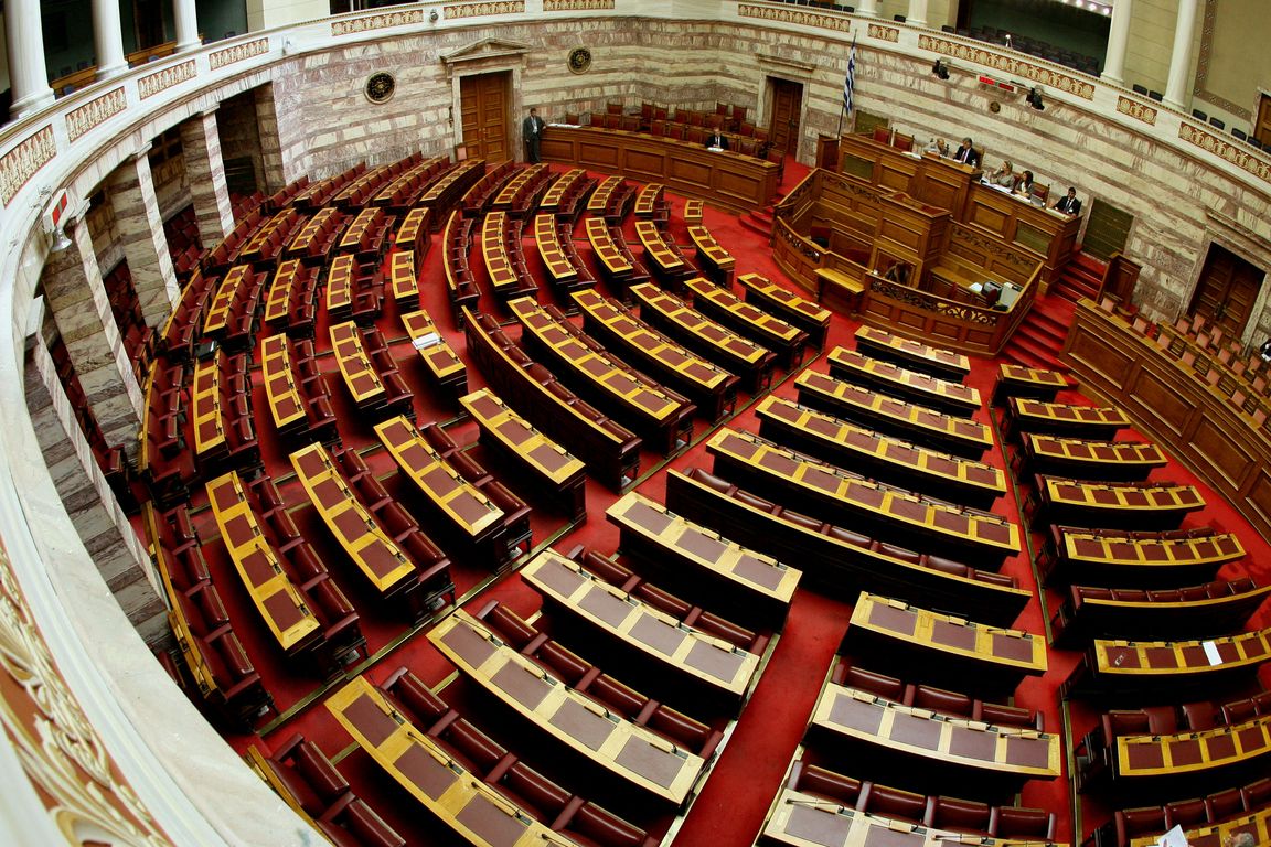 Η Ζωή Κωνσταντοπούλου προωθεί την πρόταση νόμου του ΚΚΕ για την κατάργηση όλων των μνημονιακών νόμων