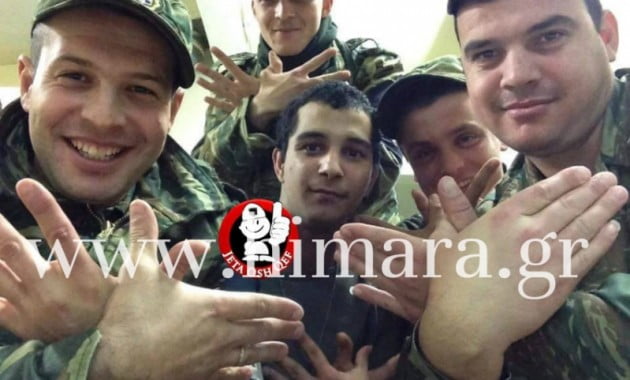 Αλβανοί,  φαντάροι στον Ελληνικό Στρατό σχηματίζουν τον αλβανικό αετό