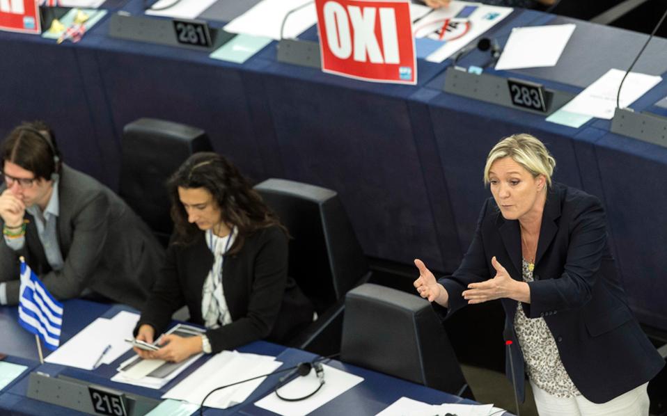 Τα άκρα συναντήθηκαν στο ευρωκοινοβούλιο: Φάρνατζ και Λεπέν αποθέωσαν το ΟΧΙ και τον Τσίπρα